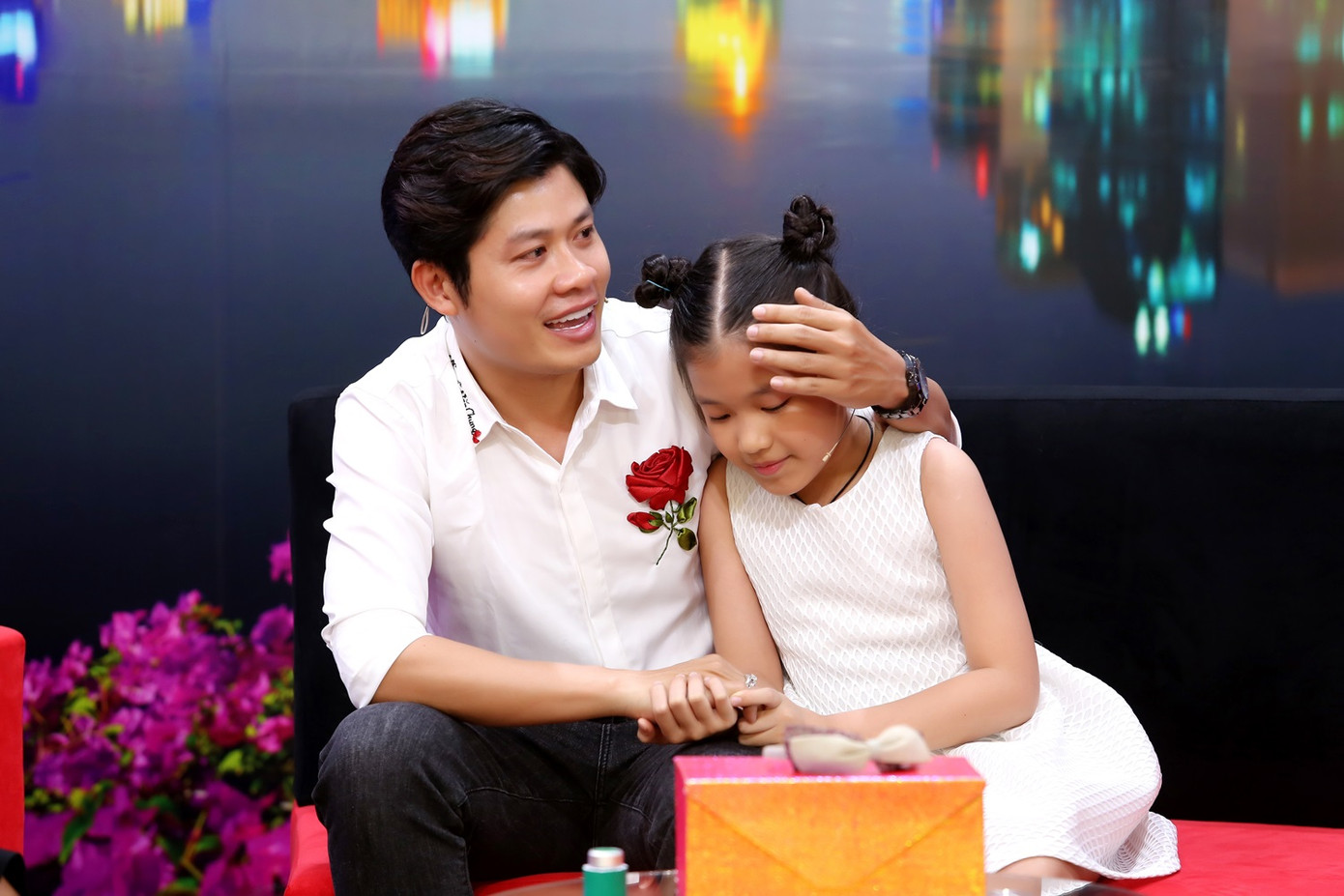 Tác giả của 'Vầng trăng khóc' chấp nhận từ bỏ danh tiếng và tiền bạc vì con ảnh 2