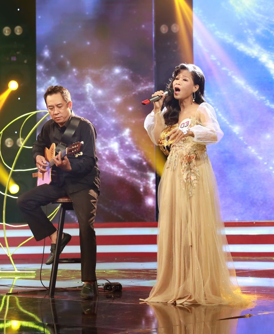 Mang bạo bệnh, màn biểu diễn của nữ ca sĩ 8x khiến MC Quyền Linh, Nguyễn Hưng nghẹn ngào ảnh 2