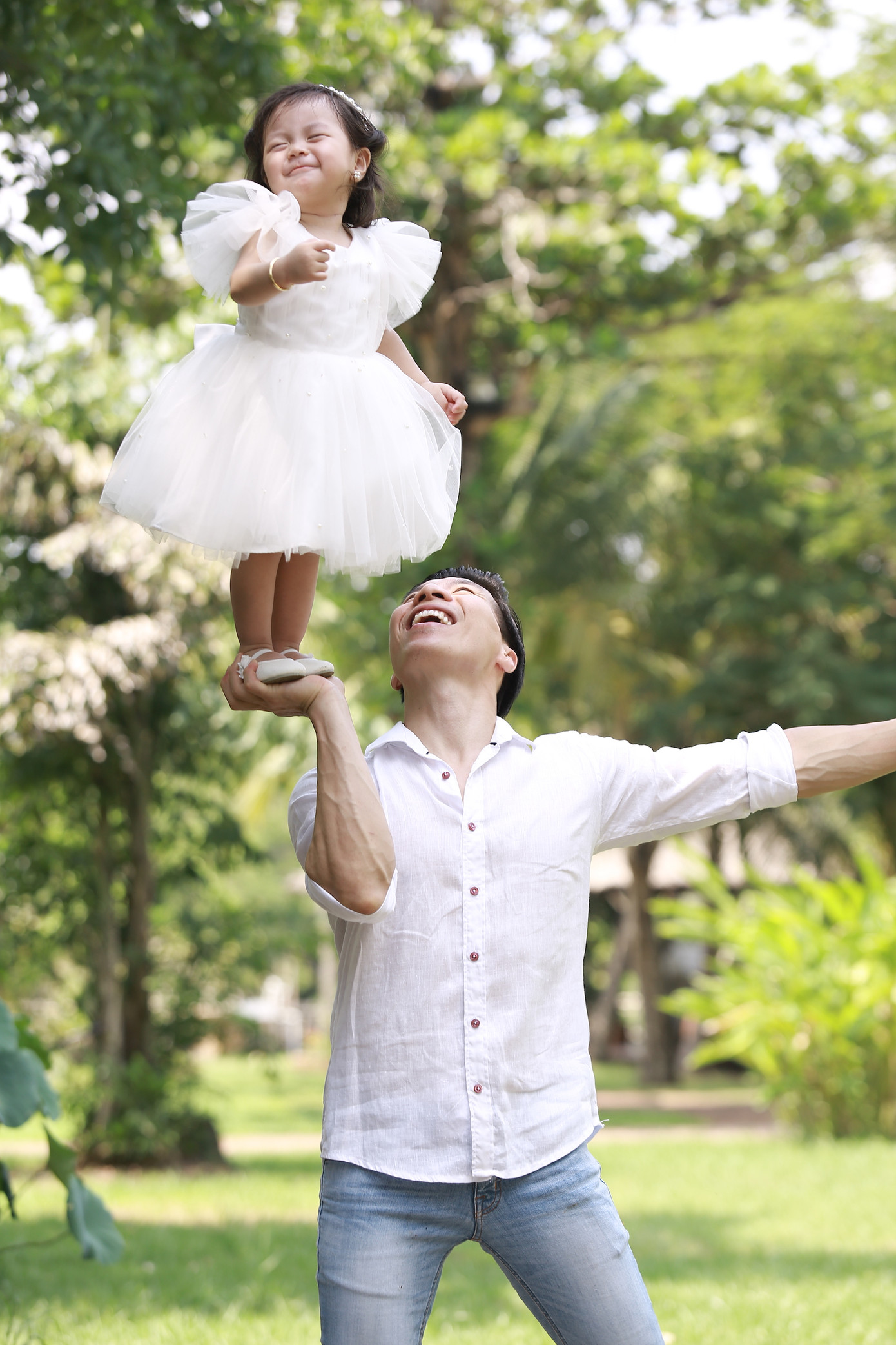 Lần đầu tiên, cả nhà 'Hoàng tử xiếc' Quốc Nghiệp lên sàn diễn ảnh 2