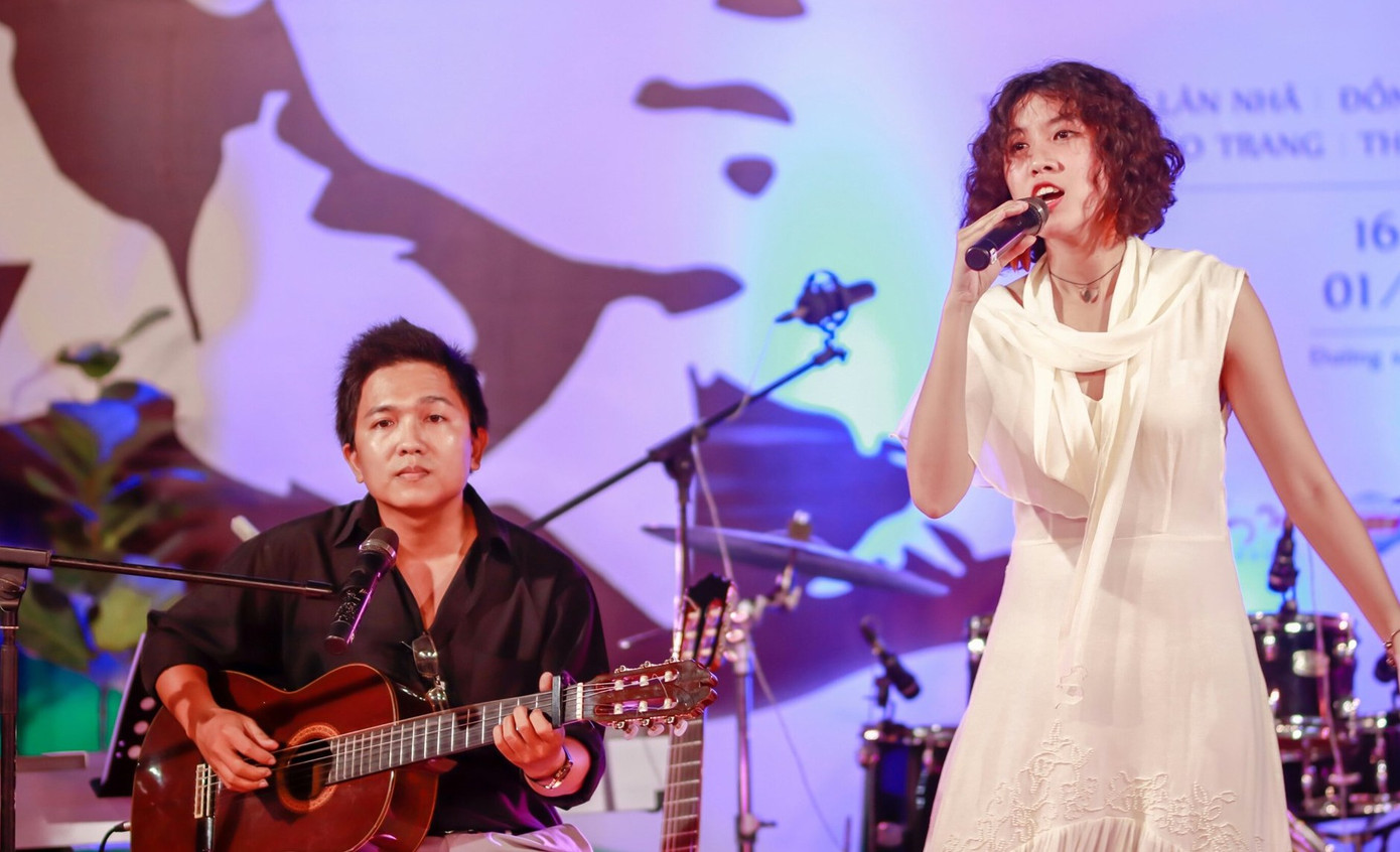 Cô gái gây xôn xao với bài 'Ta đã thấy gì trong đêm nay' viếng mộ Trịnh Công Sơn sớm ảnh 3