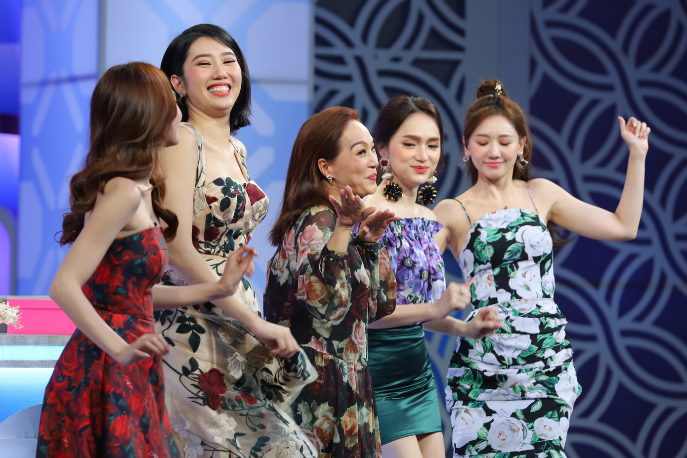 NSND Lê Khanh cùng loạt sao trẻ lập hội 'Chị Em Chúng Mình' ảnh 1