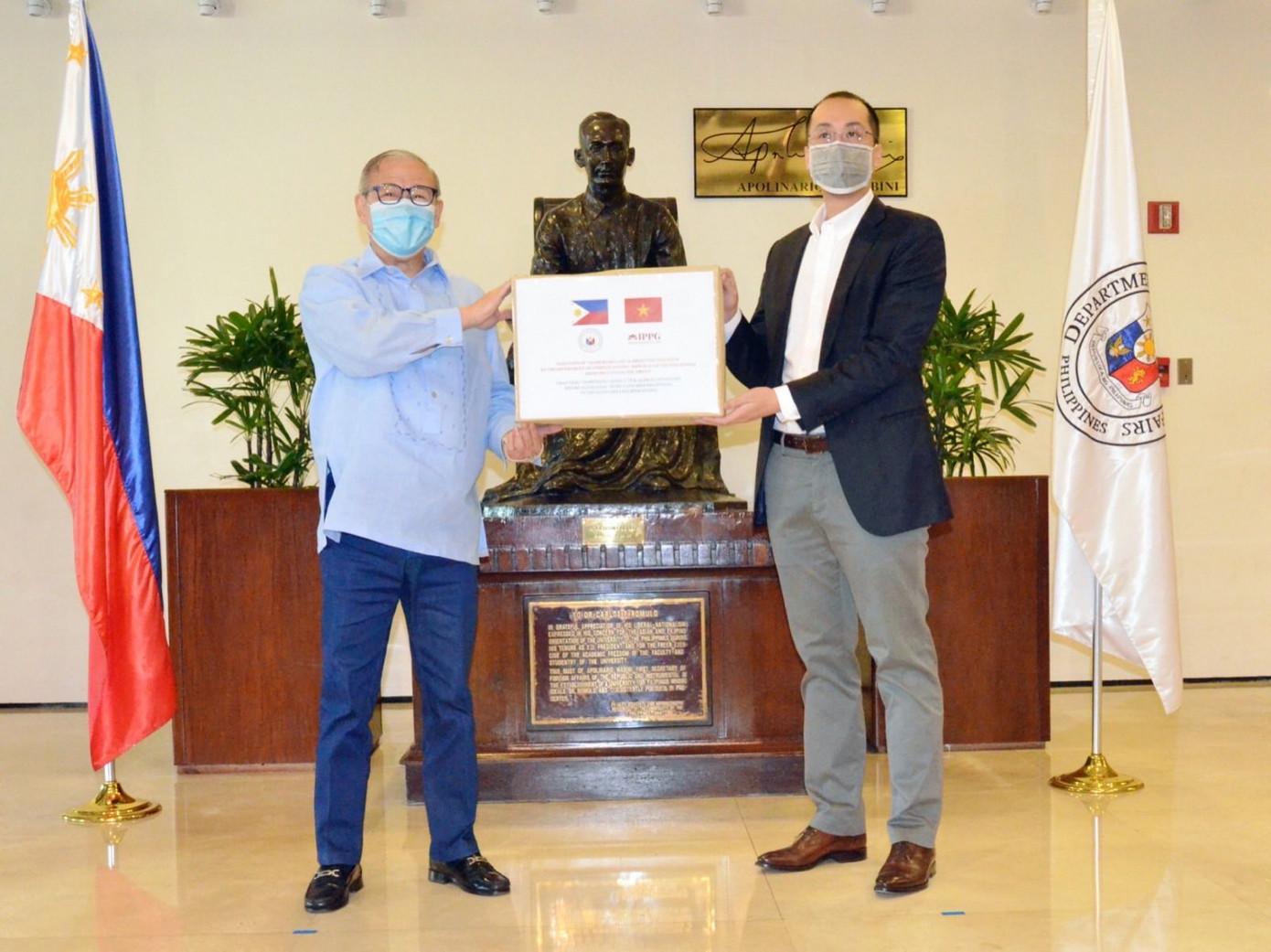 Sau khi khỏi bệnh, Tiên Nguyễn thuê chuyên cơ đi làm thiện nguyện tại Philippines ảnh 2