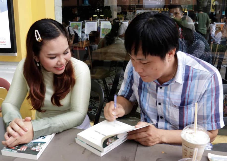 'Loanh quanh Sài Gòn' bán sách gom hơn 200 triệu ủng hộ đồng bào miền Trung bị bão lũ ảnh 2