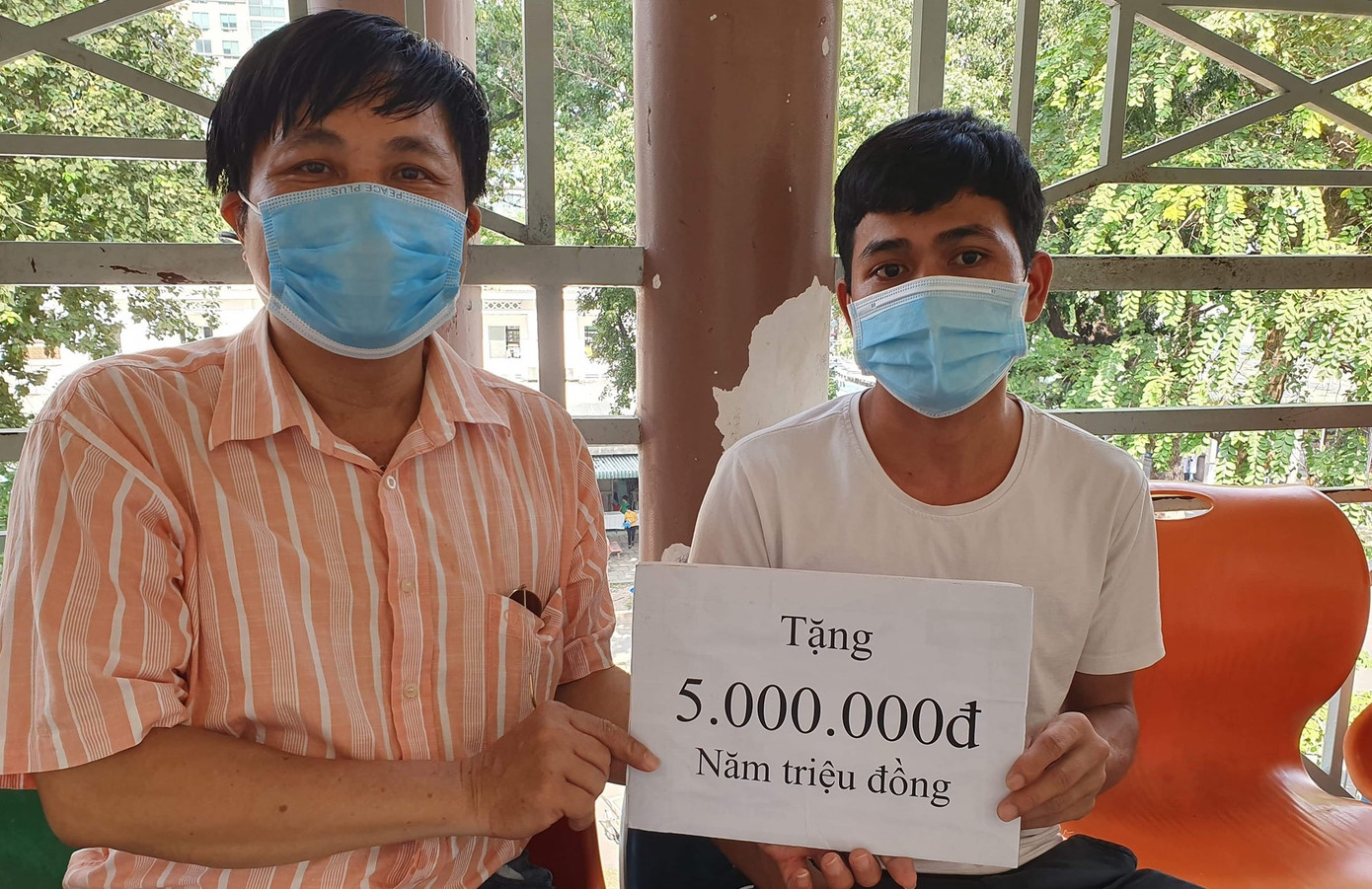 'Loanh quanh Sài Gòn' bán sách gom hơn 200 triệu ủng hộ đồng bào miền Trung bị bão lũ ảnh 3