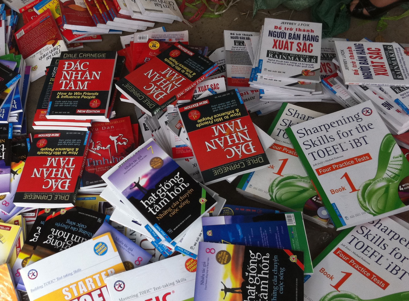 41 trang fanpage chuyên bán sách giả tại Việt Nam bị gọi tên ảnh 1