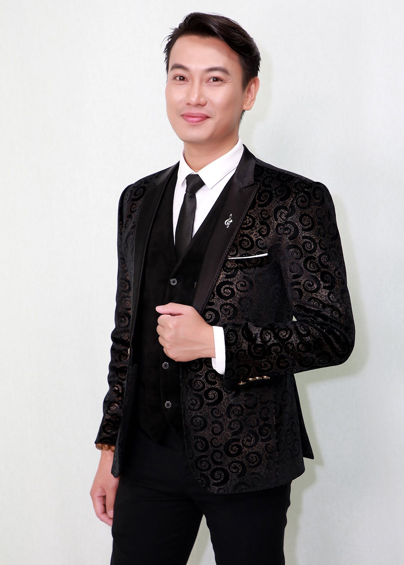 Phúc Lâm: Từng đi hát cát-xê 80.000/đêm, nhận được 'tín hiệu' từ các quý bà ảnh 2