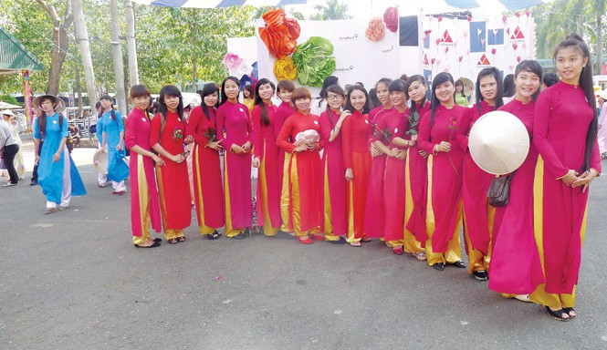 Đầm Sen miễn phí cho du khách nữ trong dịp 8/3 ảnh 2