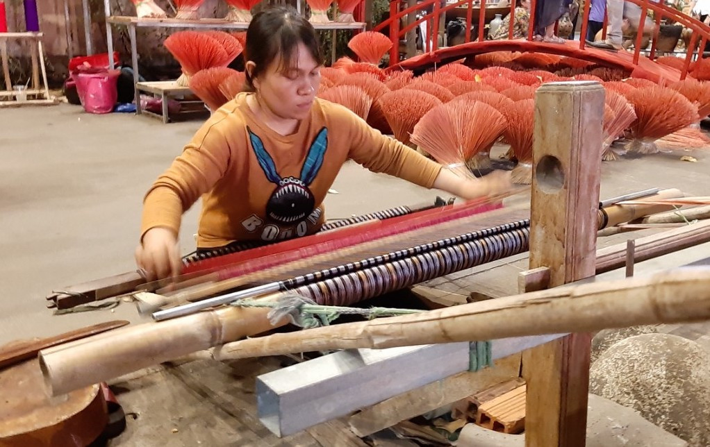 'Bà đồ' xinh như hot girl múa bút bán chữ trên phố Sài Gòn ảnh 19