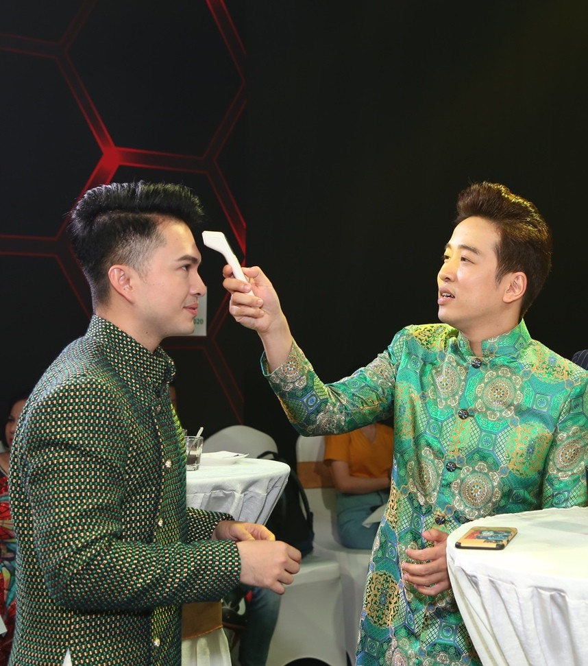 Các nghệ sỹ tự đo thân nhiệt trong họp báo ra mắt chương trình mới ảnh 1