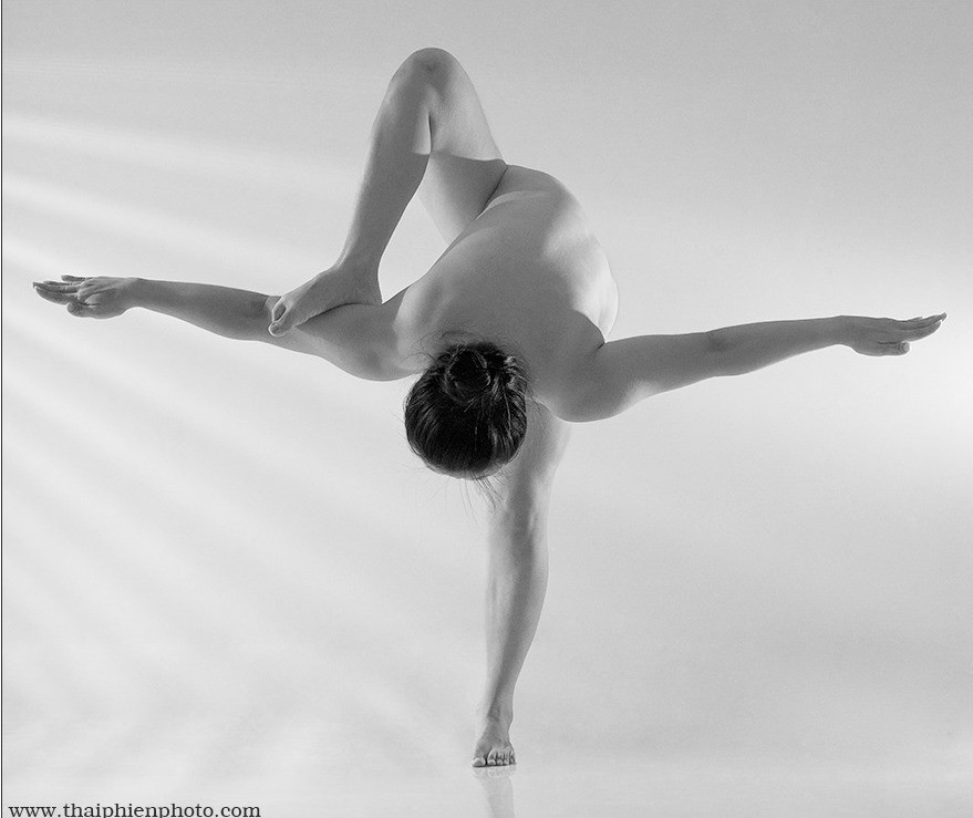 Sửng sốt với bộ ảnh nude về những thế yoga cực khó của nghệ sỹ Thái Phiên ảnh 7