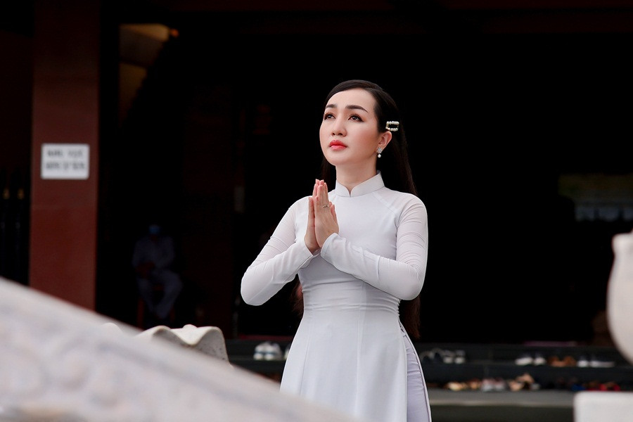 'Nữ hoàng Bolero' Hà Vân ra mắt MV nhân mùa Vu lan báo hiếu ảnh 1