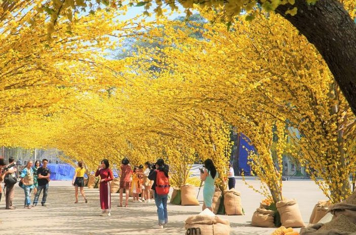 'Bà đồ' xinh như hot girl múa bút bán chữ trên phố Sài Gòn ảnh 16