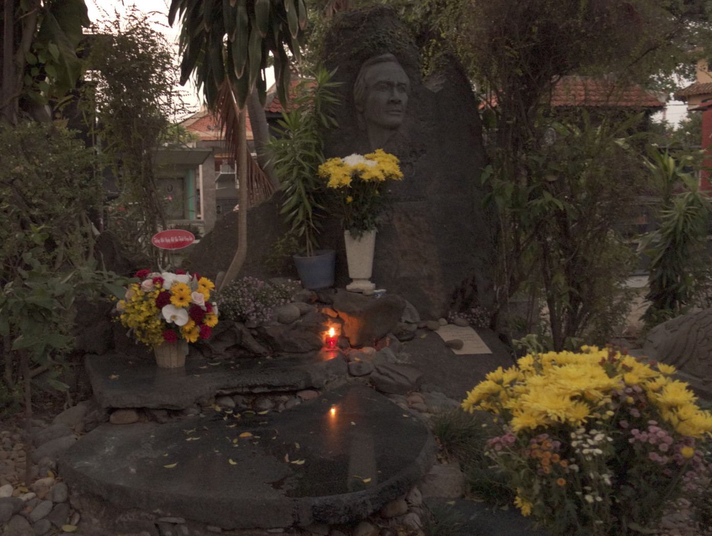 Mộ phần Trịnh Công Sơn năm nay vắng người trong ngày giỗ vì dịch bệnh ảnh 2