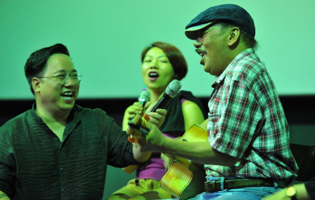 Nhạc sĩ Trần Tiến tái xuất phong độ, đàn hát say mê giữa hàng trăm người hâm mộ ảnh 4