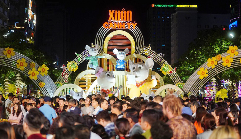 Trên 1 triệu du khách tham quan đường hoa Nguyễn Huệ ảnh 1