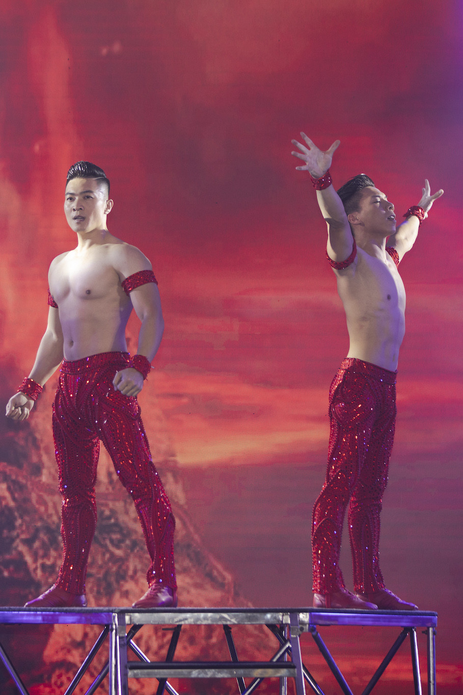 'Hoàng tử Xiếc' Quốc Nghiệp làm... ca sỹ ảnh 4