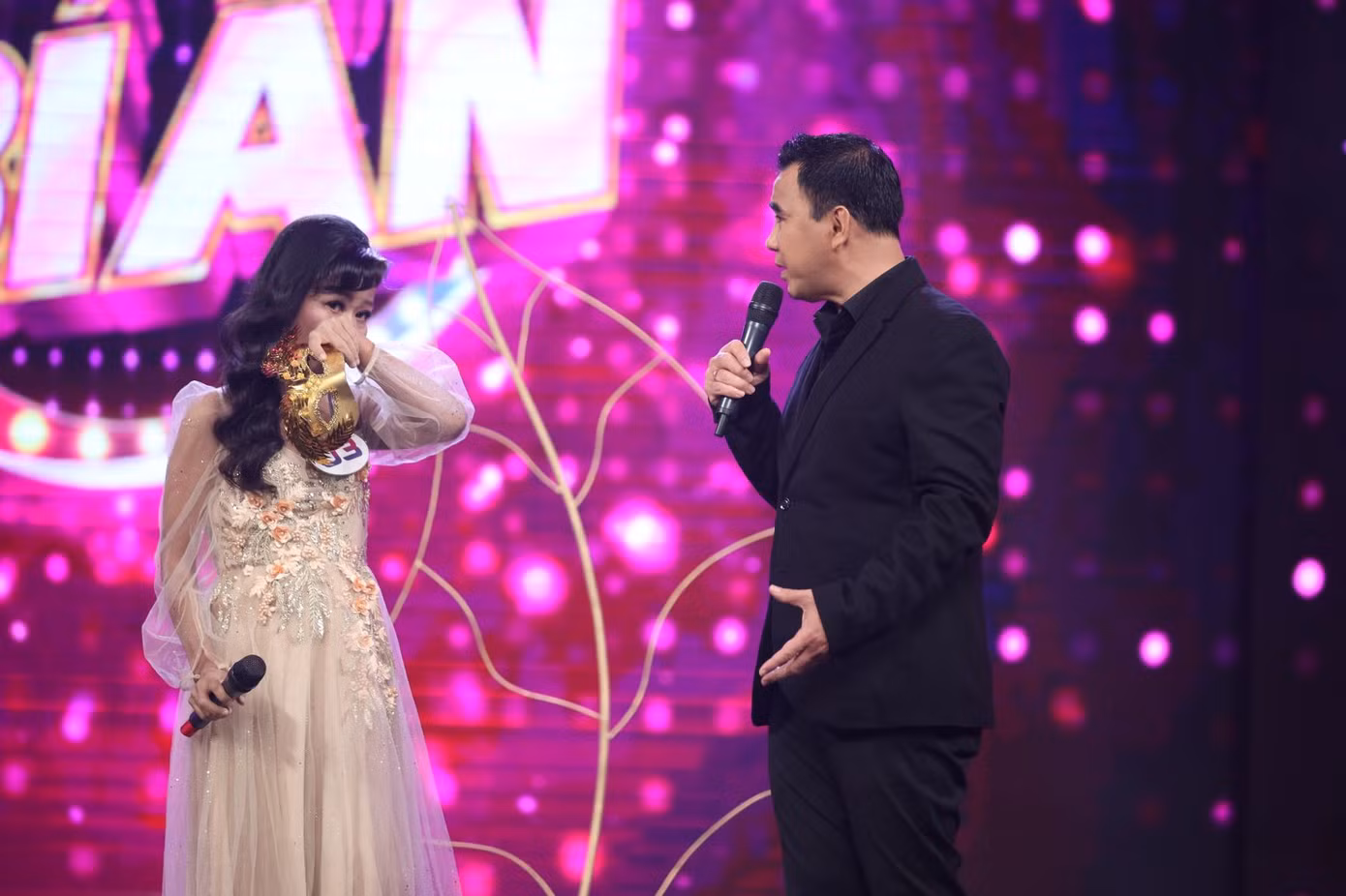 Mang bạo bệnh, màn biểu diễn của nữ ca sĩ 8x khiến MC Quyền Linh, Nguyễn Hưng nghẹn ngào ảnh 3
