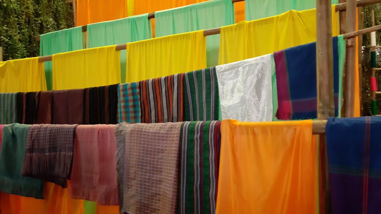 'Bà đồ' xinh như hot girl múa bút bán chữ trên phố Sài Gòn ảnh 22