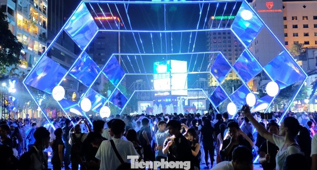 TPHCM tổ chức 2 đêm diễn nghệ thuật đón chào năm mới 2021 với 3 sân khấu hoàng tráng ảnh 1