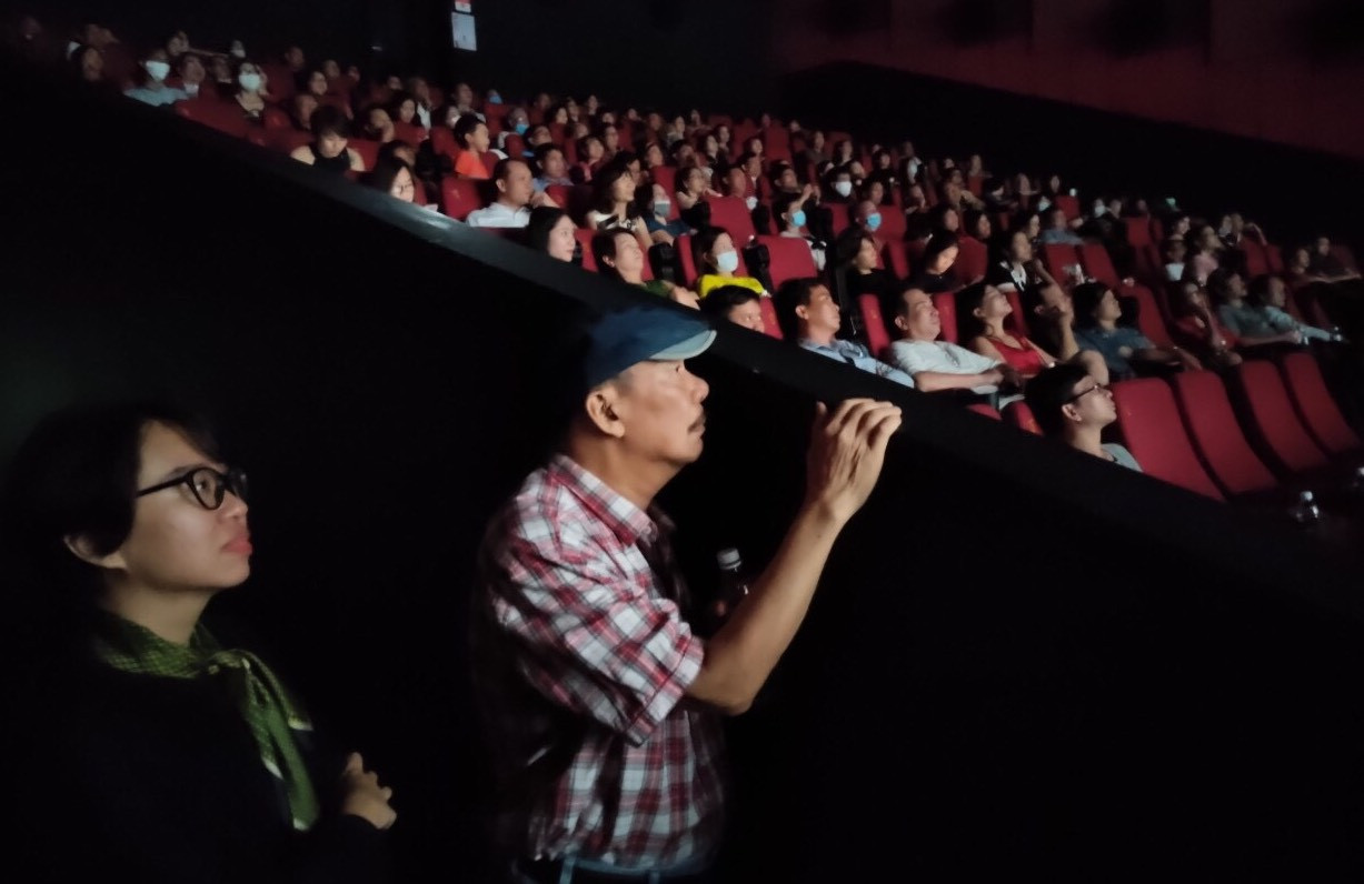 Nhạc sĩ Trần Tiến tái xuất phong độ, đàn hát say mê giữa hàng trăm người hâm mộ ảnh 2