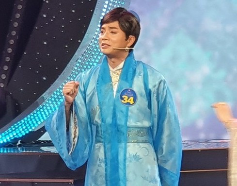 NSND Minh Vương bị phản ứng vì 'động chạm' đồng nghiệp trên sóng truyền hình ảnh 1