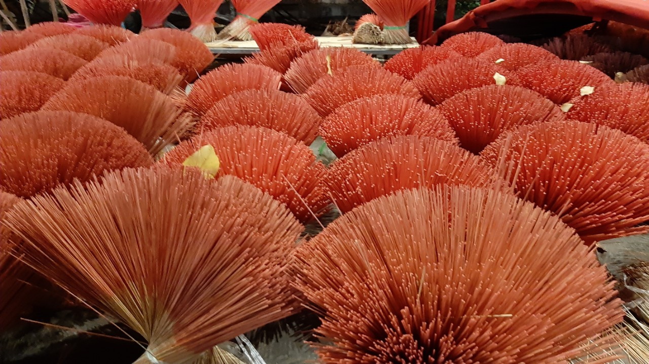 'Bà đồ' xinh như hot girl múa bút bán chữ trên phố Sài Gòn ảnh 21