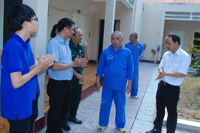 Ngân hàng BIDV và báo Tiền Phong tặng quà Tết thương binh ảnh 4