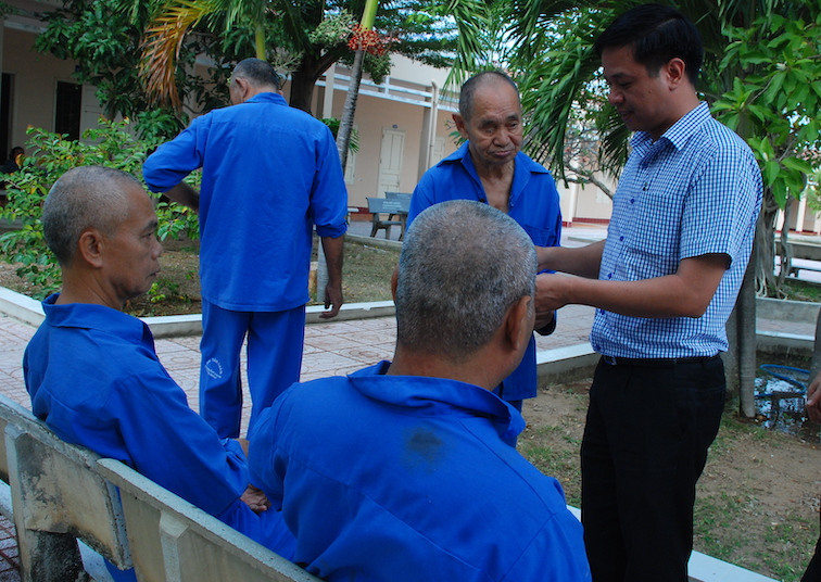 Ngân hàng BIDV và báo Tiền Phong tặng quà Tết thương binh ảnh 3