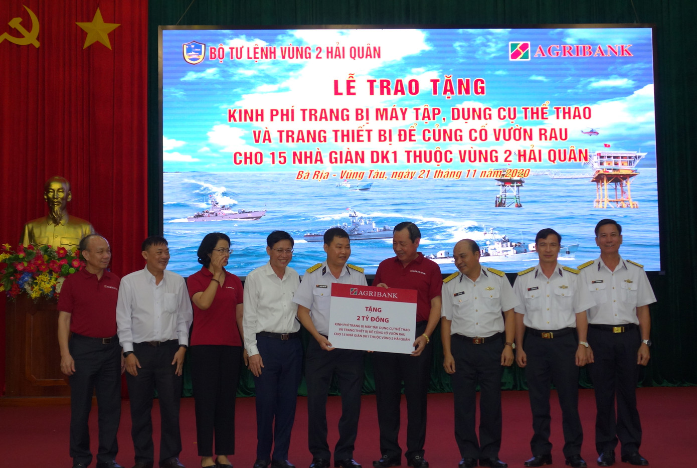 Ngân hàng Agribank tặng máy tập thể thao và máy củng cố vườn rau cho nhà giàn DK1 ảnh 2