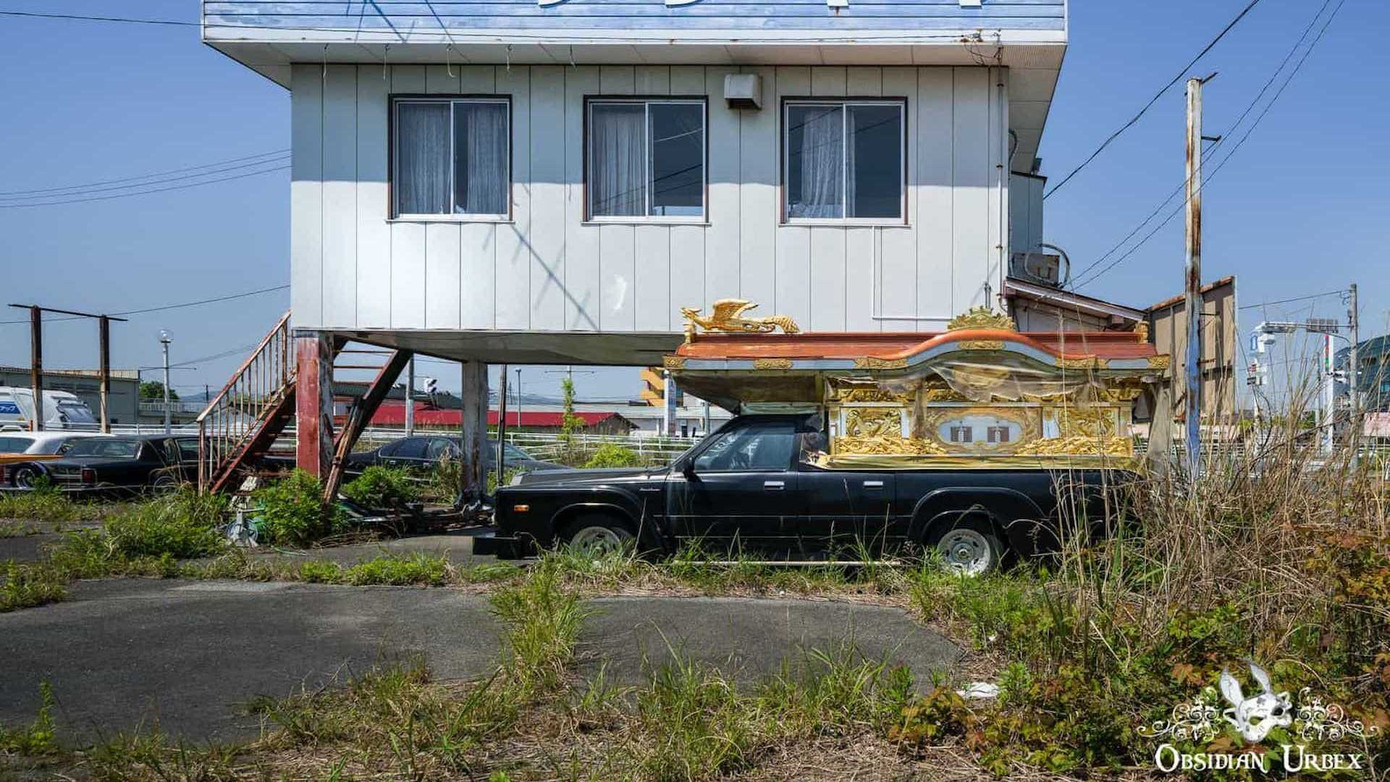 Xe cổ bị bỏ hoang sau vụ nổ hạt nhân ở Nhật Bản ảnh 2