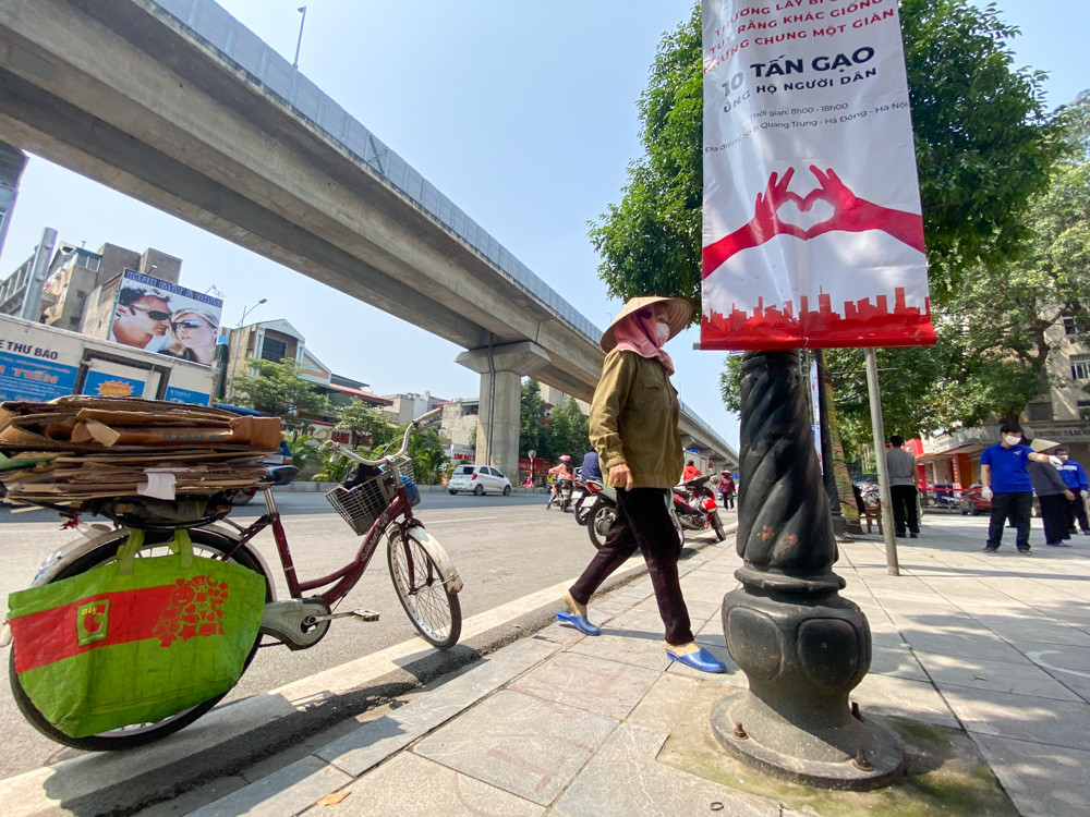 Thêm nhiều điểm phát gạo, thực phẩm miễn phí cho người khó khăn ở Hà Nội ảnh 4