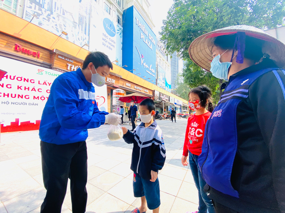 Thêm nhiều điểm phát gạo, thực phẩm miễn phí cho người khó khăn ở Hà Nội ảnh 3