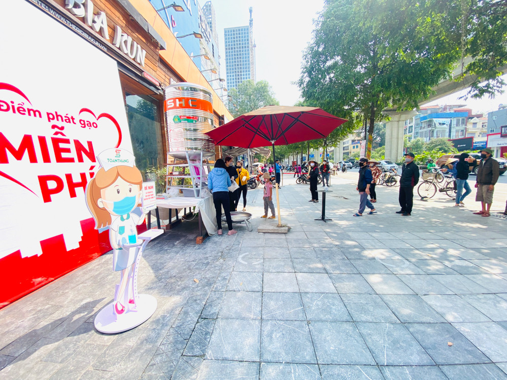 Thêm nhiều điểm phát gạo, thực phẩm miễn phí cho người khó khăn ở Hà Nội ảnh 2