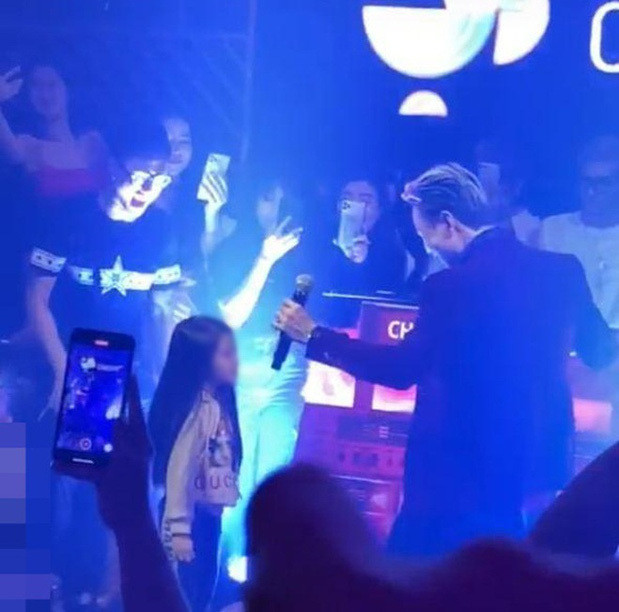 Binz có đáng bị chê trách là biểu diễn ca khúc người lớn trước mặt trẻ em trong quán bar? ảnh 7