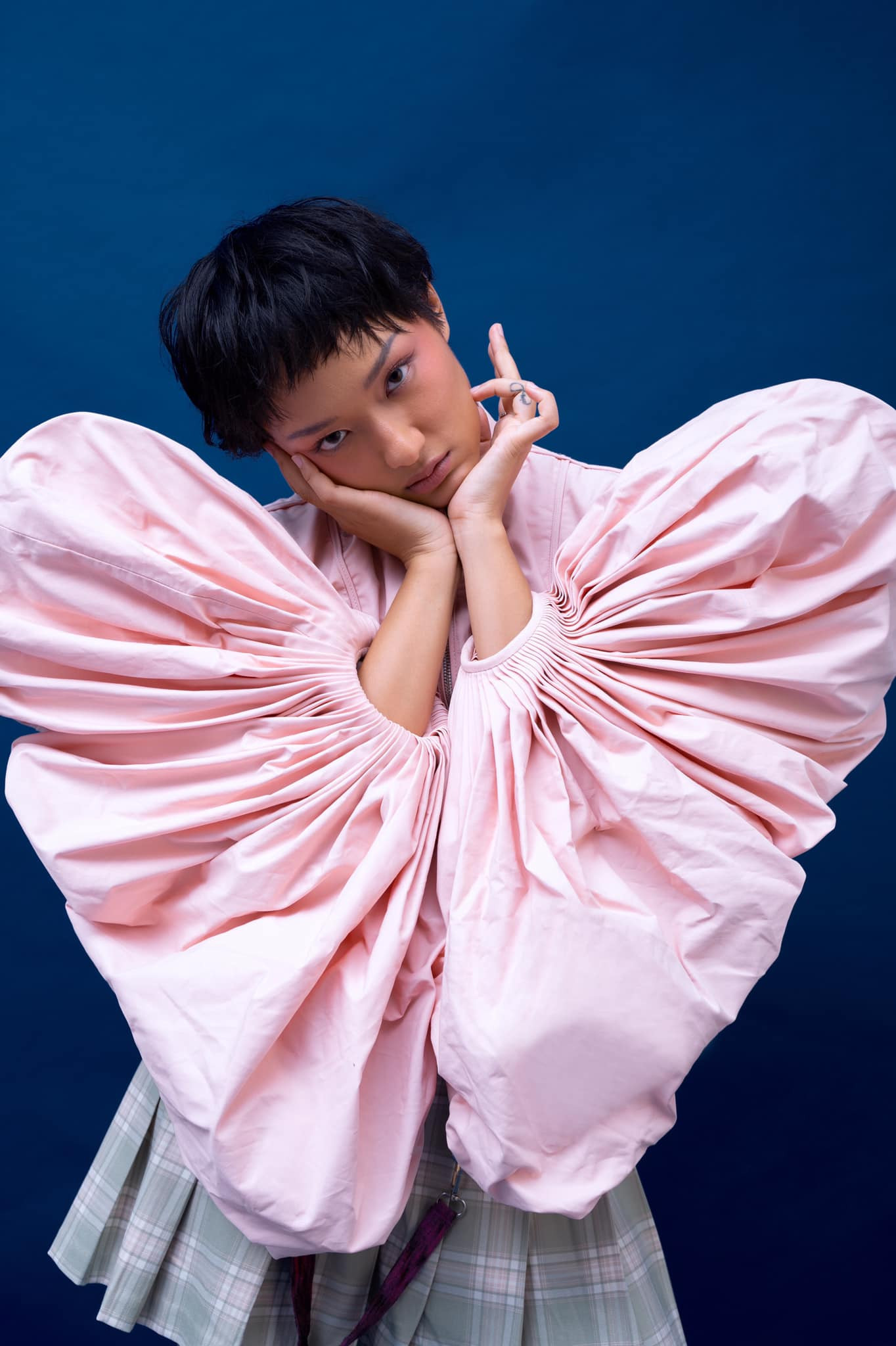 Vì sao Thu Anh Hồ được gọi vui là cô gái vàng của làng MV xứ Việt? ảnh 13