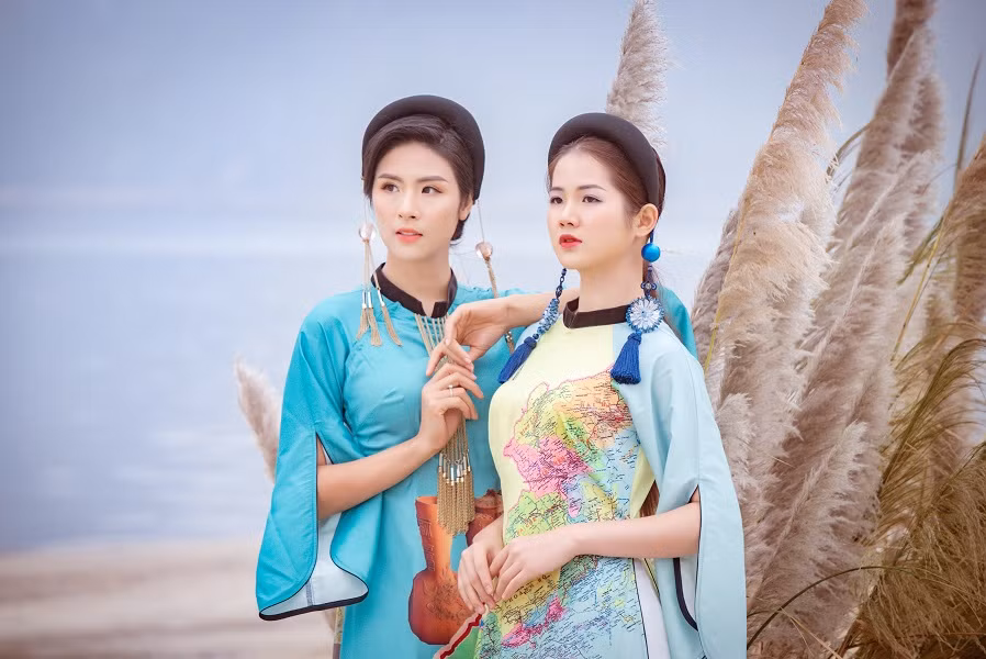 Thiết kế áo dài từ lâu nhưng mãi bây giờ, Ngọc Hân mới mời được người đặc biệt này tới xem ảnh 8