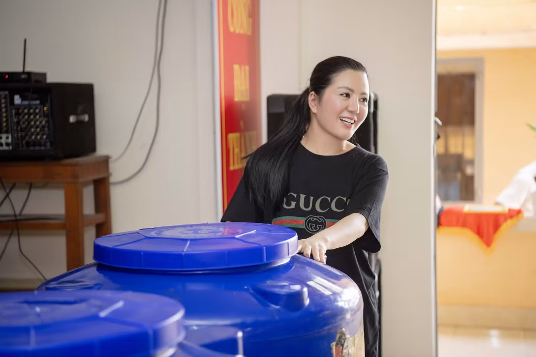 Dù gặp khó vì dịch COVID-19, ca sĩ Đinh Hiền Anh vẫn miệt mài làm từ thiện ảnh 2