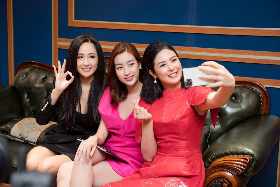 Ba nàng Hoa hậu hội ngộ. Không scandal, lại kinh doanh mát tay, Hoa hậu Việt Nam 2010 đúng là hiếm thấy ở showbiz ảnh 8