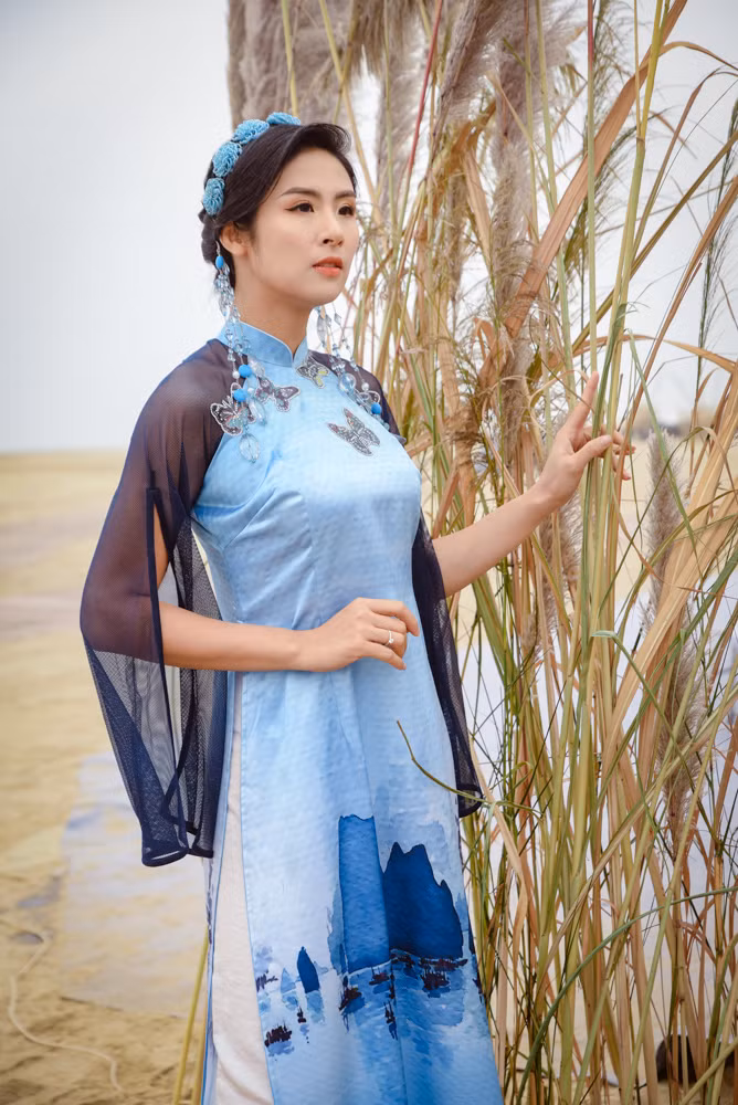 Thiết kế áo dài từ lâu nhưng mãi bây giờ, Ngọc Hân mới mời được người đặc biệt này tới xem ảnh 7