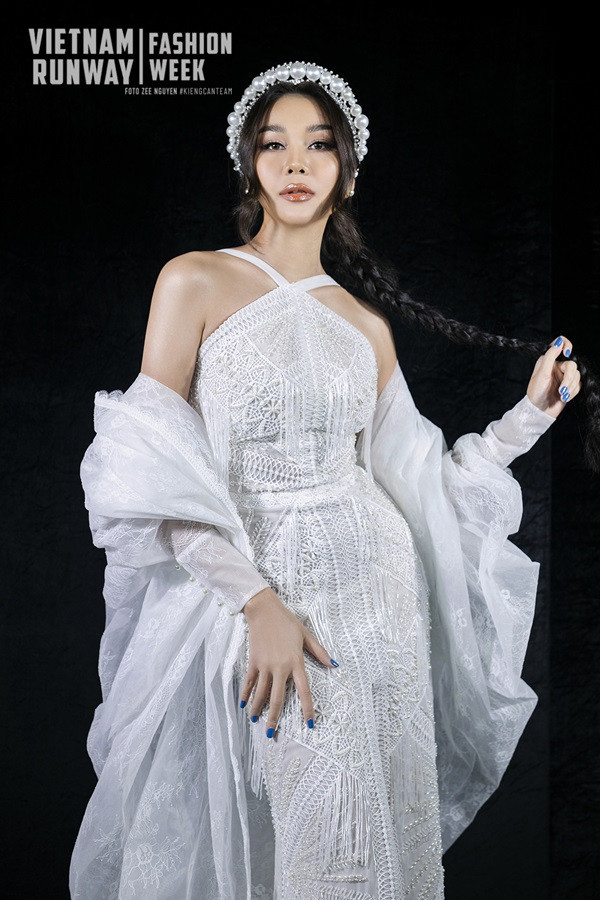 Chẳng "ngán" thế hệ đàn em, siêu mẫu Thanh Hằng chứng tỏ sức hút của "chị đại làng mẫu" ảnh 4