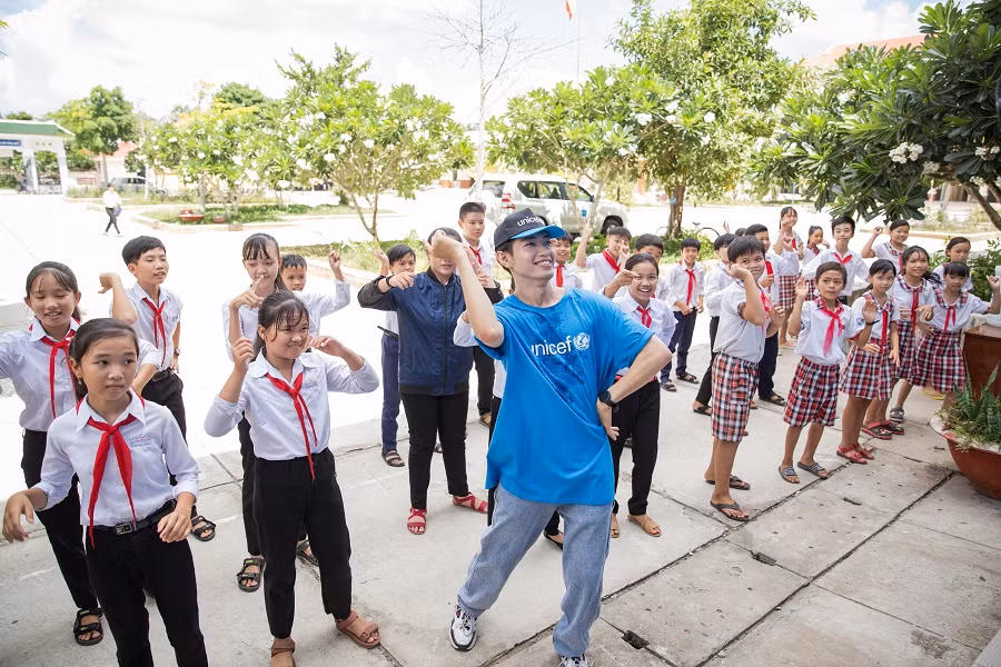 Nhờ thành công của “Vũ điệu rửa tay”, Quang Đăng được mời làm thiện nguyện cùng UNICEF ảnh 2