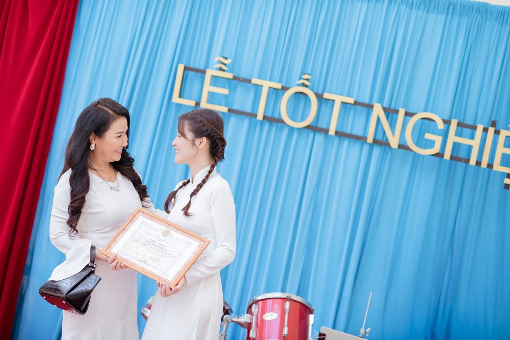 Không ngoài dự đoán, Đông Nhi lấy nước mắt khán giả với MV “Khi con là mẹ“ ảnh 2