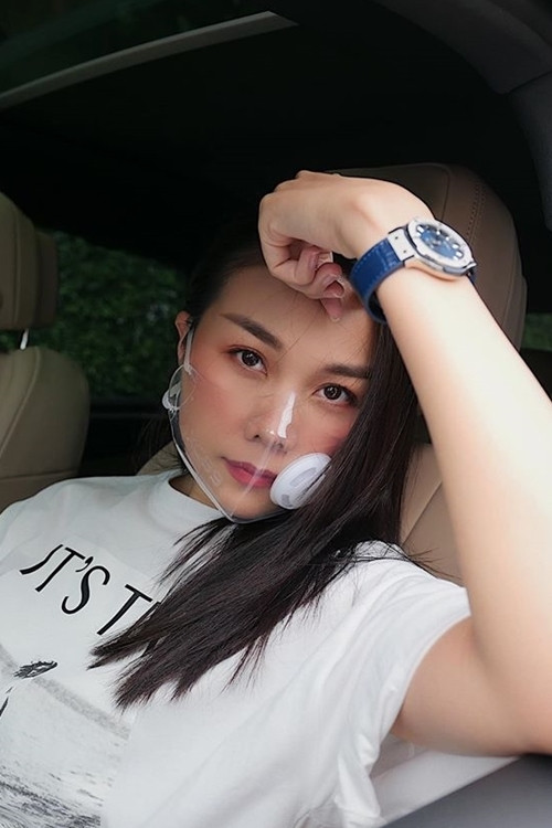 Học ngay sao Việt các tuyệt chiêu phối đồ để đeo khẩu trang mà vẫn sành điệu ảnh 6