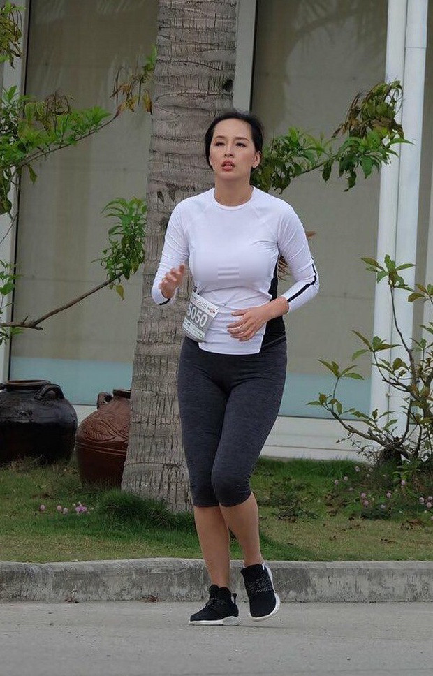 Sau nhiều lần bị nhắc “hớ hênh”, Mai Phương Thúy vẫn không "chia tay" kiểu quần nhạy cảm ảnh 6