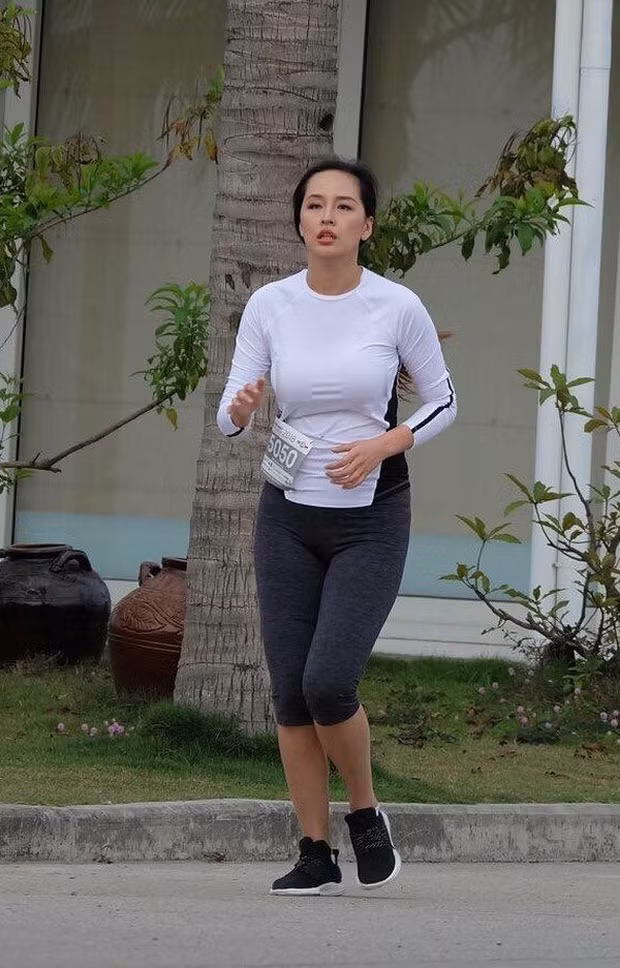 Sau nhiều lần bị nhắc “hớ hênh”, Mai Phương Thúy vẫn không "chia tay" kiểu quần nhạy cảm ảnh 6