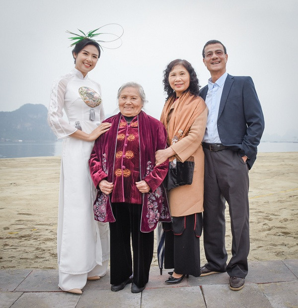 Thiết kế áo dài từ lâu nhưng mãi bây giờ, Ngọc Hân mới mời được người đặc biệt này tới xem ảnh 9