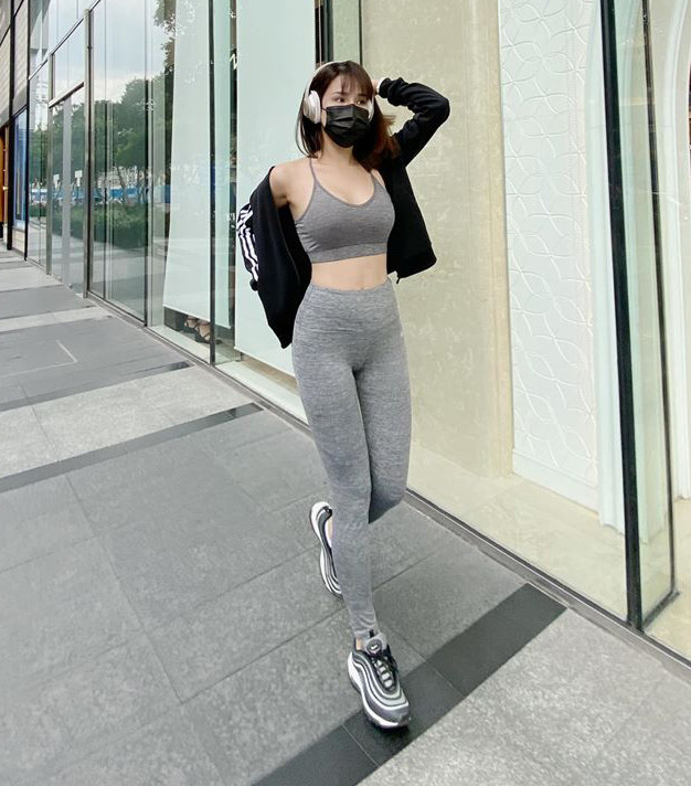 Học ngay sao Việt các tuyệt chiêu phối đồ để đeo khẩu trang mà vẫn sành điệu ảnh 10