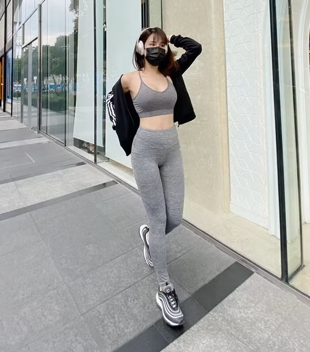 Học ngay sao Việt các tuyệt chiêu phối đồ để đeo khẩu trang mà vẫn sành điệu ảnh 10