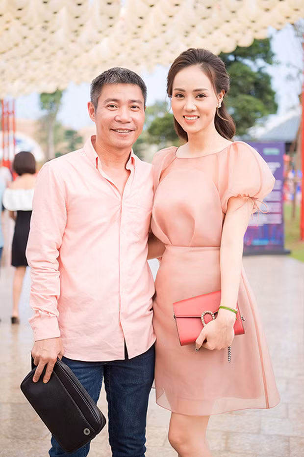 Nghệ sĩ Công Lý hài hước, bạn gái kém 15 tuổi cực xinh đẹp trong bộ ảnh cưới ảnh 1