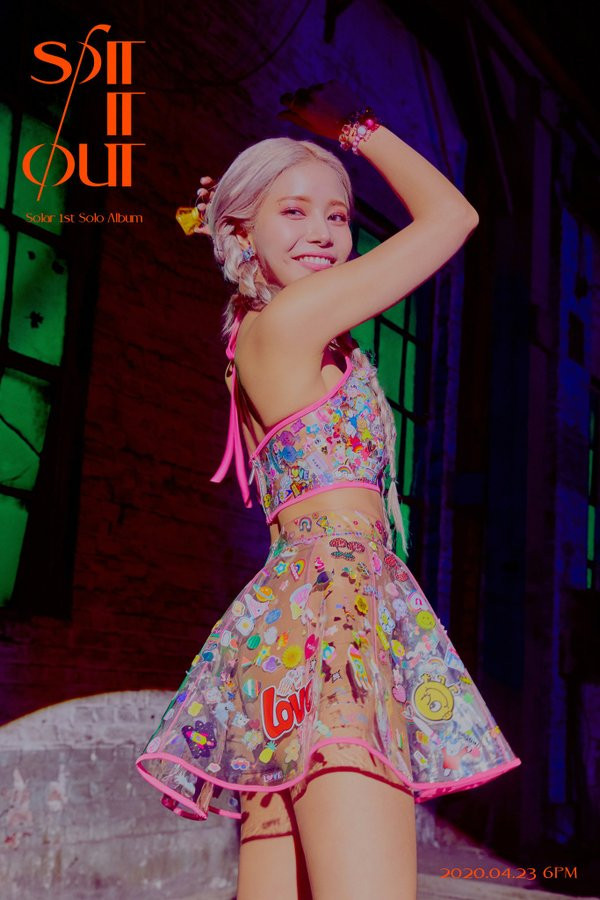 Hết cạo trọc đầu lại mặc váy nhựa trong suốt, Solar (Mamamoo) khiến khán giả ngán ngẩm ảnh 3